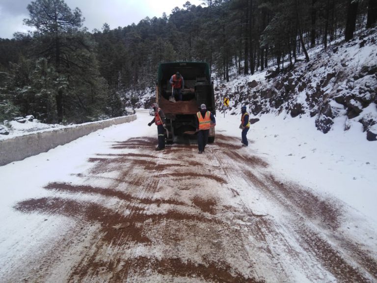 Retira Gobierno del Estado nieve y coloca sal en tramos carreteros para seguridad de la ciudadanía