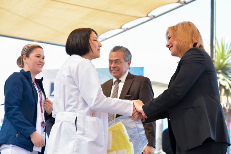 Recibe gobernadora Maru Campos donación de material médico por parte de empresa BVI