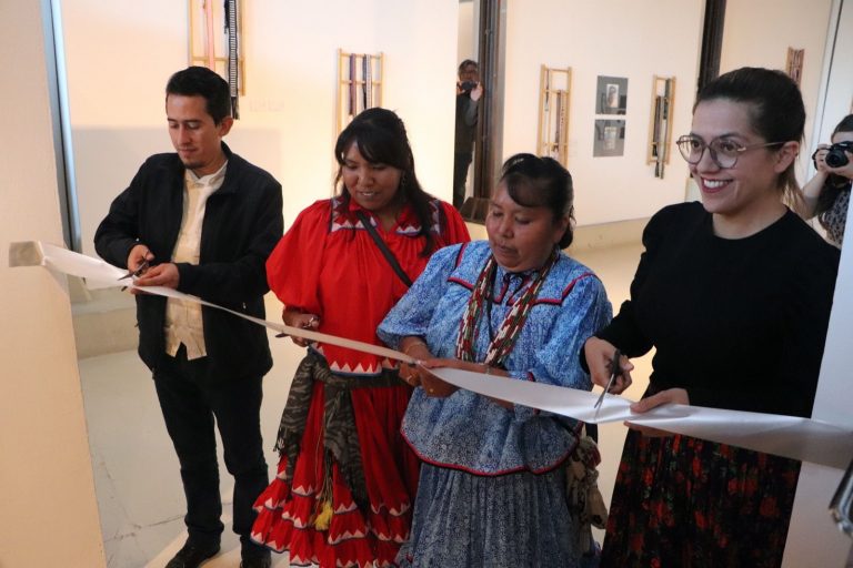 Inauguran exposición de artesanía textil ralámuli en Casa Redonda