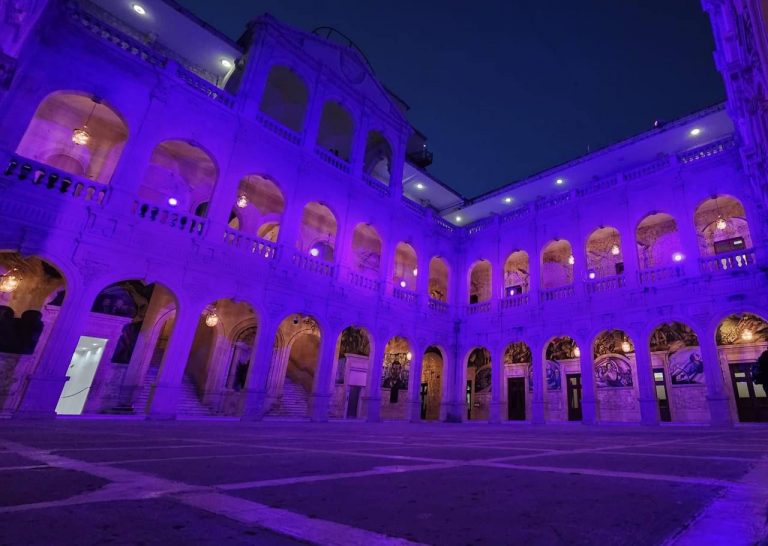 Se ilumina de Violeta el Palacio de Gobierno en conmemoración por el Día Internacional de las Mujeres