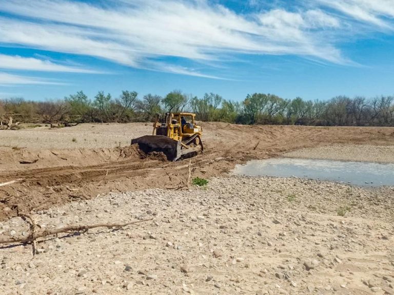 Inicia Gobierno del Estado limpieza y desazolve en canales de riego de Ojinaga-La obra beneficia a 600 productores