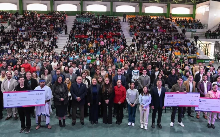 Entrega Maru Campos apoyos del programa “Impulsando juventudes”