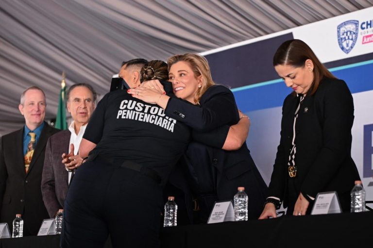 Entrega gobernadora Maru Campos estímulos al personal de la SSPE