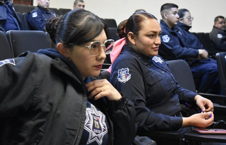 Imparten curso de Escuadrón Rosa en temas de violencia de género