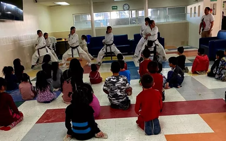 Reciben clases de Karate niñas y niños de la Casa Cuna del DIF Estatal