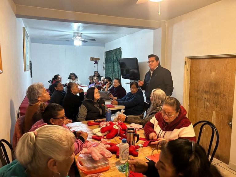 Dan plática sobre derechos humanos de personas mayores a vecinos de la colonia Torres del PRI