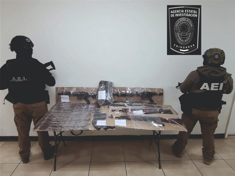 Encuentran en vehículo abandonado, armas de fuego y más de 900 cartuchos