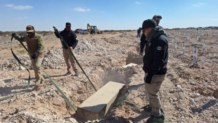 Inhuma FGE 67 cuerpos en panteón de Juárez