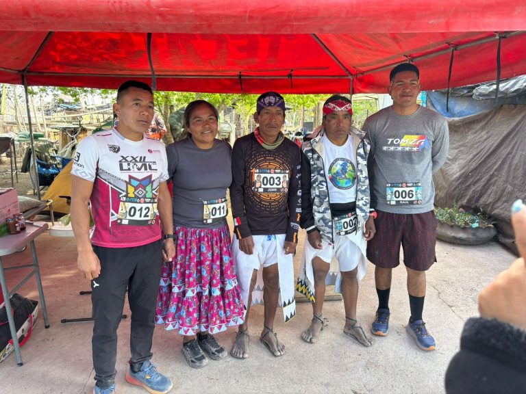 El rarámuri Juan Contreras se corona en el “Backyard Ultra: El Último Atleta en Pie”