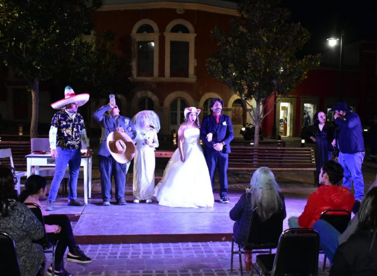 El Gobierno de Parral celebró el Día Mundial del Teatro con la divertida obra “Se vende una Mula”