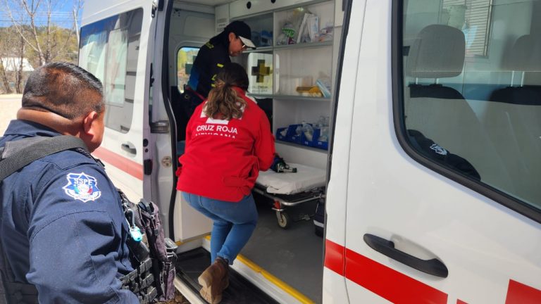 Apoyan policías del Estado a mujer con lesión en Creel