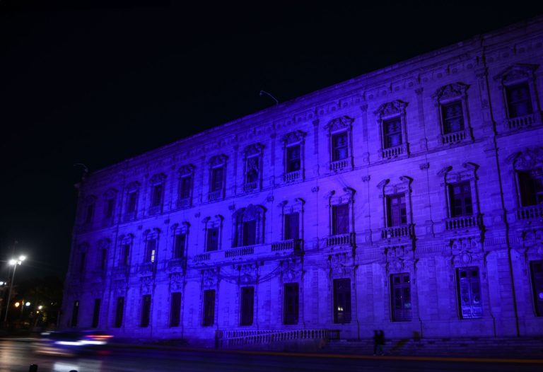 Palacio de Gobierno se pintó de azul por el Centenario de  Real Fuerza Aérea Canadiense