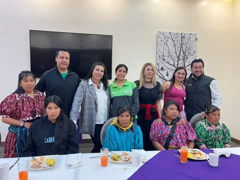 Reciben a corredoras rarámuri con todos los honores