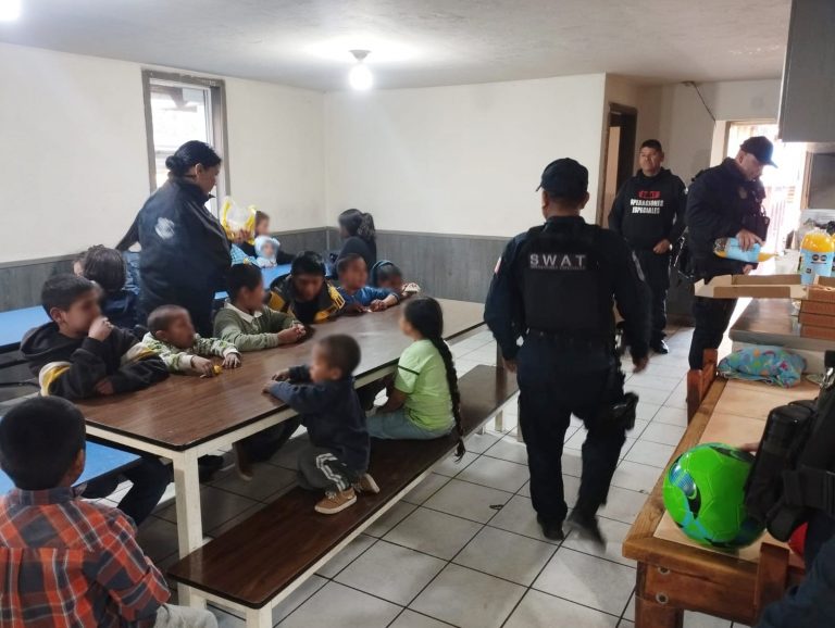 Conviven agentes de la SSPE con niñas y niños de casa hogar en Creel