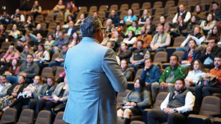 Capacitan a servidores públicos en ética