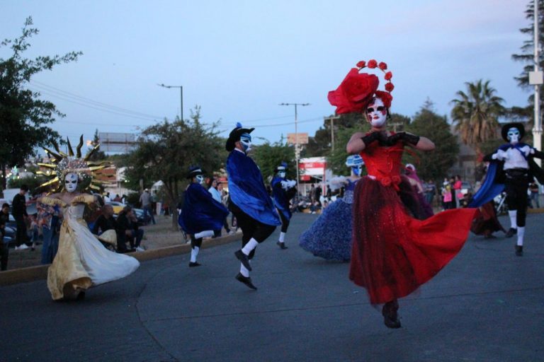 Parral brilla con el desfile de comparsas: Una explosión de color y talento