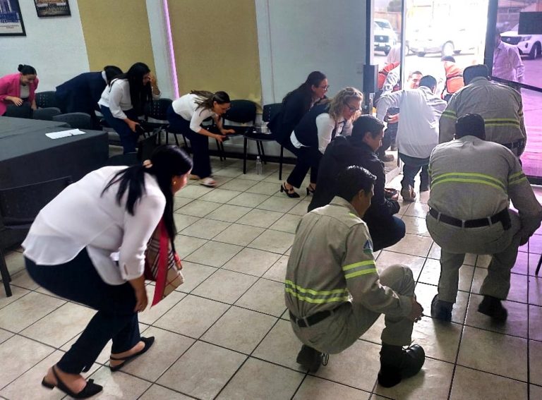 Bomberos capacitan en combate y prevención de incendios al personal de la CFE