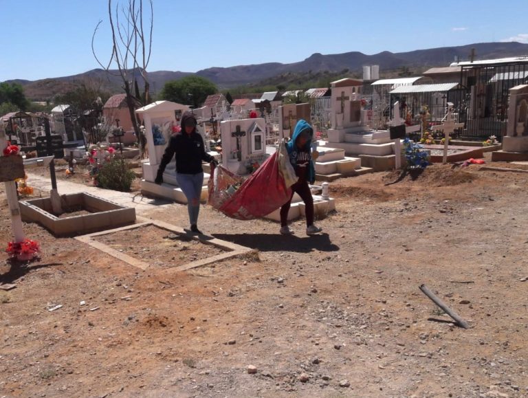 Rumbo al Día de la Madre, siguen los trabajos de limpieza en Panteones Municipales de Parral