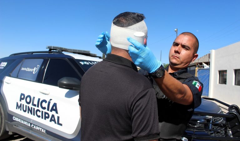 Equipan a policías paramédicos con kits de primeros auxilios