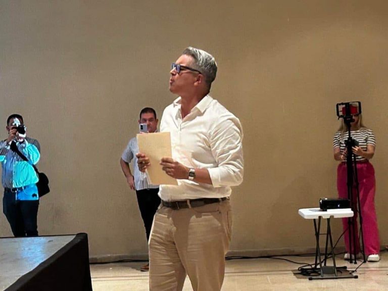 Confronta James Baroussse a Javier Corral en Sonora