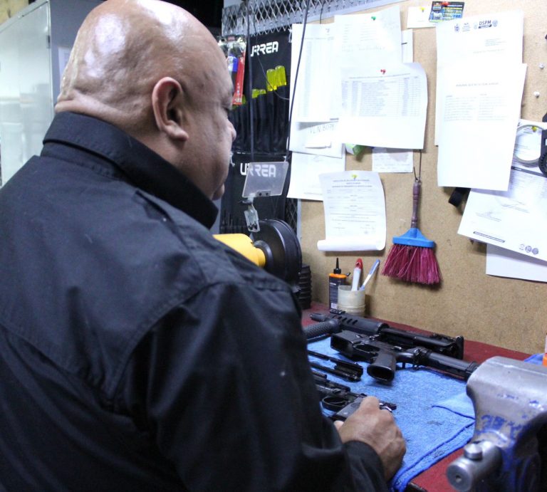 Destacan labor de policías dedicados al cuidado y mantenimiento de las armas