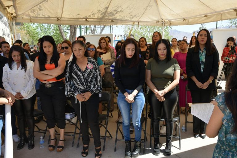 Autoridades estatales acompañan develación de busto de víctima de feminicidio