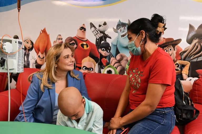 Dan alegría a niñas y niños en Hospital Infantil