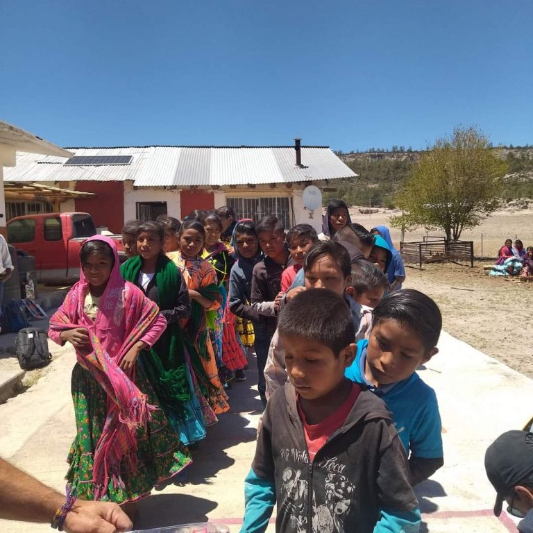 Es corredora rarámuri ejemplo de altruismo en la Tarahumara