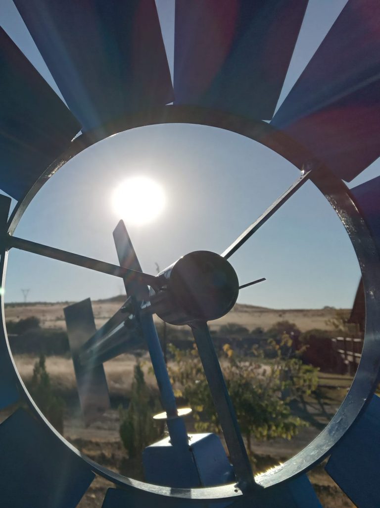 Persisten altas temperaturas y fuertes vientos