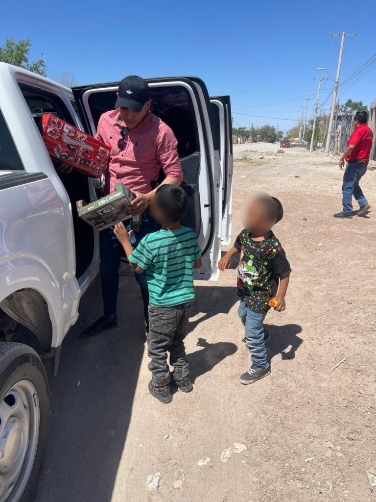 Llevan elementos de la AEI regalos y sonrisas a niños de la periferia
