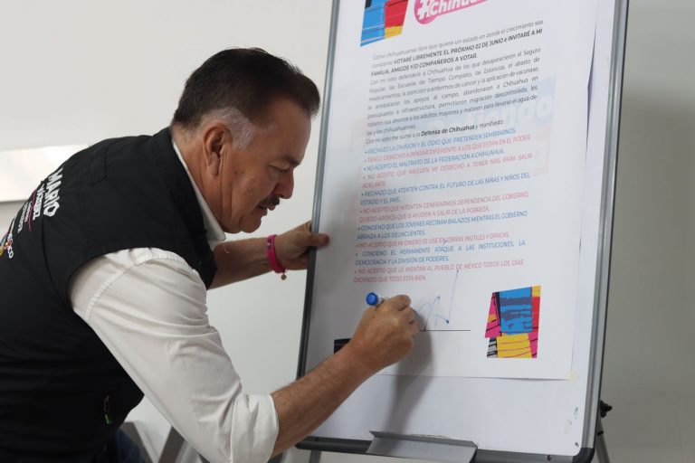 Firma Mario Vázquez compromiso “Yo Defiendo Chihuahua”