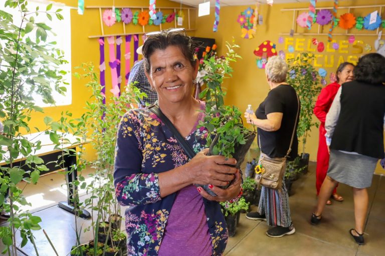 Reciben adultos mayores árboles y plantas medicinales