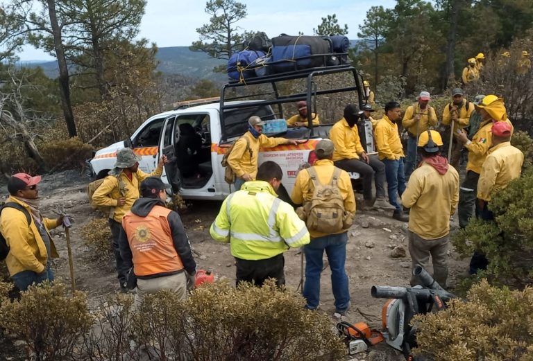Apoyan con traslado a combatientes de incendios forestales a zonas de difícil acceso