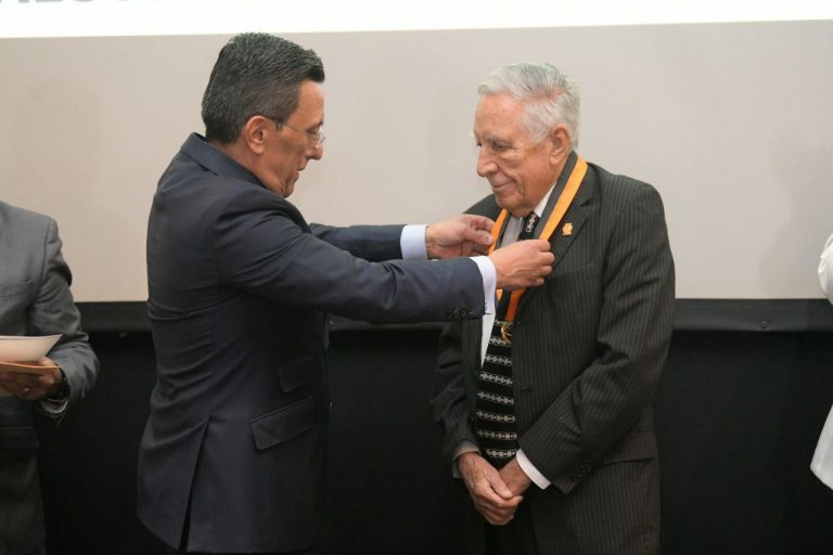 Recibe decano de la UACH, maestro Luis Alfonso Rivera Soto, el «Premio Nacional a la Docencia»