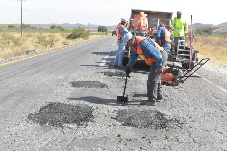 A falta de voluntad Federal, Gobierno del Estado cubre baches en tramos carreteros