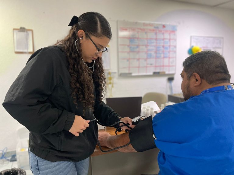 Ofrecen servicio de atención a la salud a través de “Médico en tu Centro”