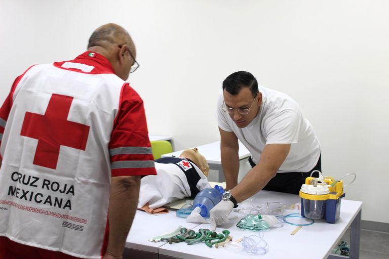 Se preparan 30 policías y bomberos como técnicos en urgencias médicas