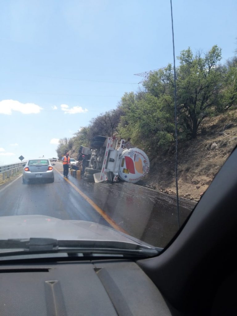 Alerta Protección Civil por volcadura y derrame de combustible en la Carretera Federal 16