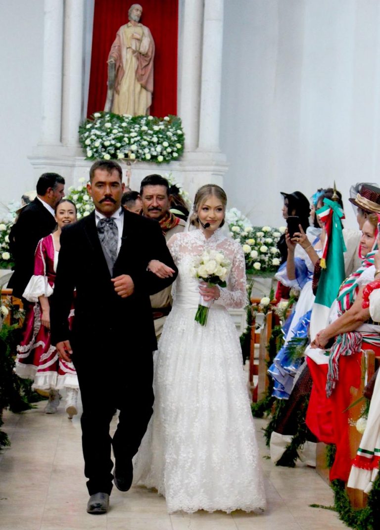 Celebran la XV Escenificación de la Boda de Luz Corral y Francisco Villa 