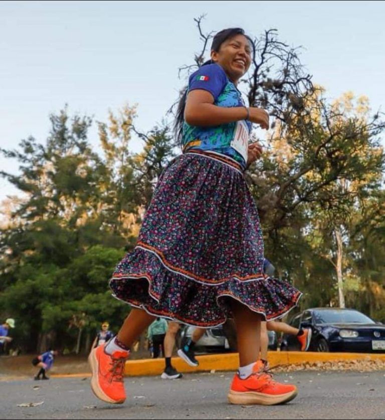Líder rarámuri que brilló en carrera de Los Ángeles-Las Vegas correrá en Carolina del Norte