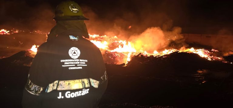 Atienden cuerpos de emergencia de diferentes municipios incendio de aserradero en Madera