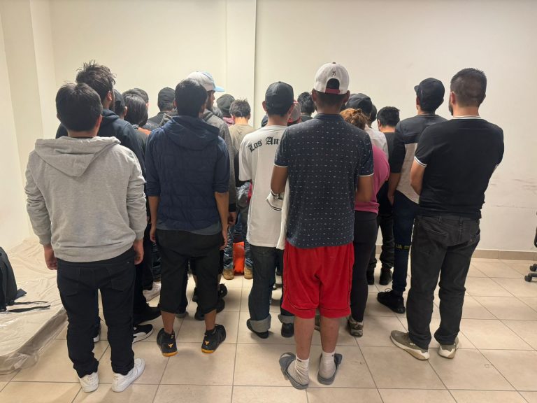 Rescatan a 29 migrantes privados de la libertad y caen cuatro presuntos responsables