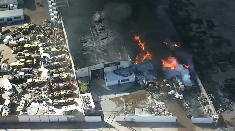 Controlan mega incendio en bodega de la Capital