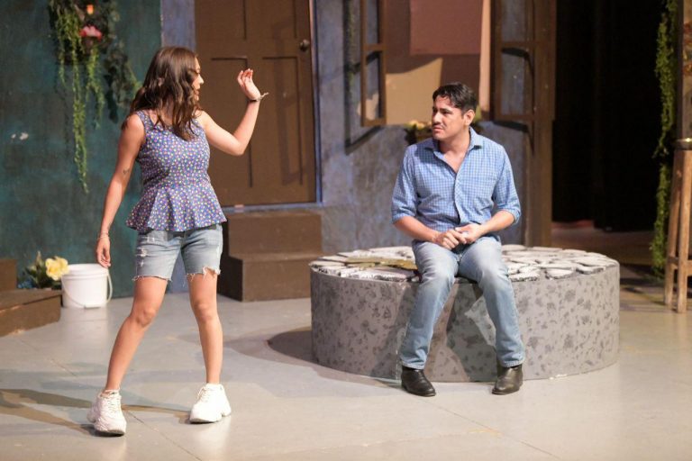 Alumnos de Artes presentan examen final con espectacular obra de teatro