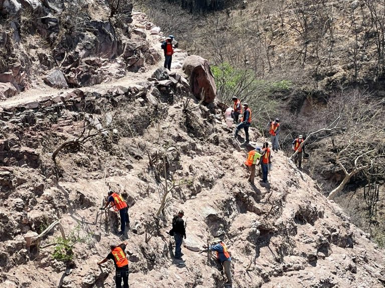 Abren camino para enlazar comunidades en Urique
