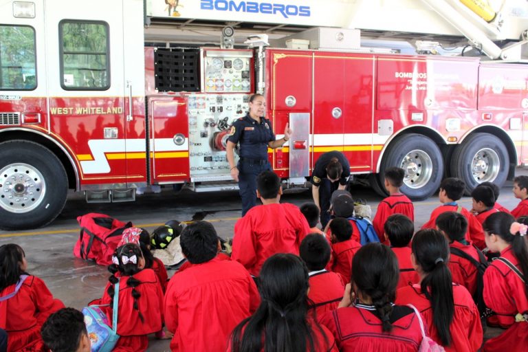 Asombran policías y bomberos a pequeños indígenas