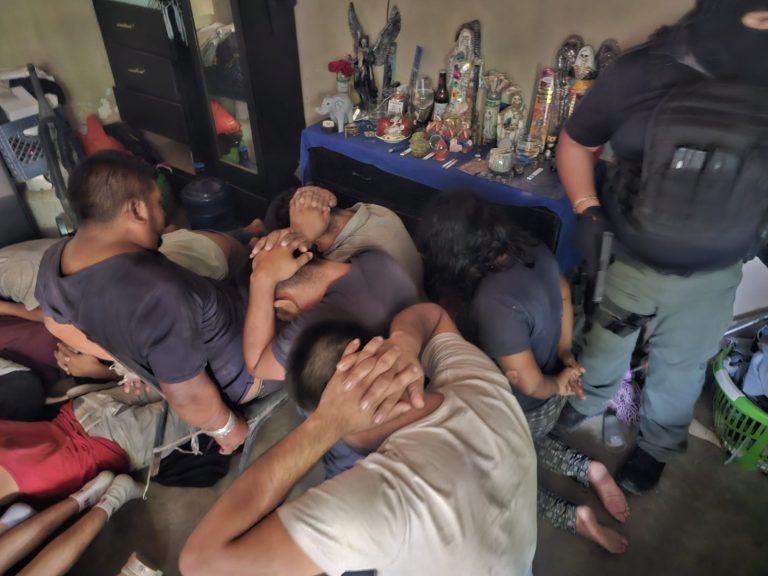 En operativo, captura FGE a seis personas y rescata a 13 migrantes