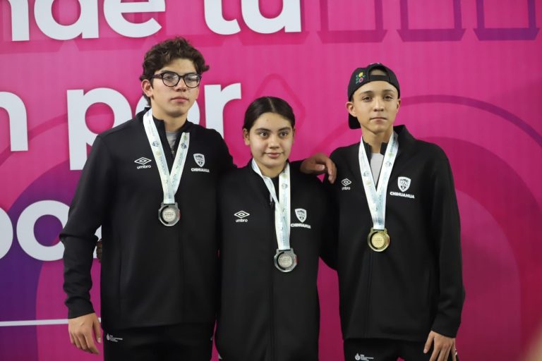 Par de oros y 3 platas para Chihuahua en Natación