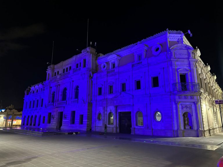 Renueva Gobierno Municipal alumbrado público de la Plaza de Armas
