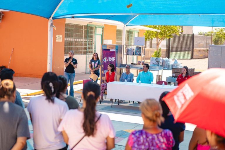 Entrega DIF Estatal equipo de cocina a comedor escolar en Aquiles Serdán